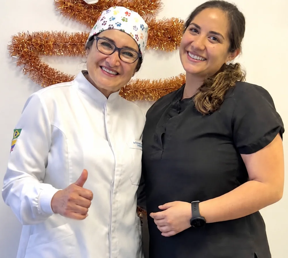 Marianita y su hija Dany, las dos odontólogas de Dental Angels, sonriendo juntas en el consultorio